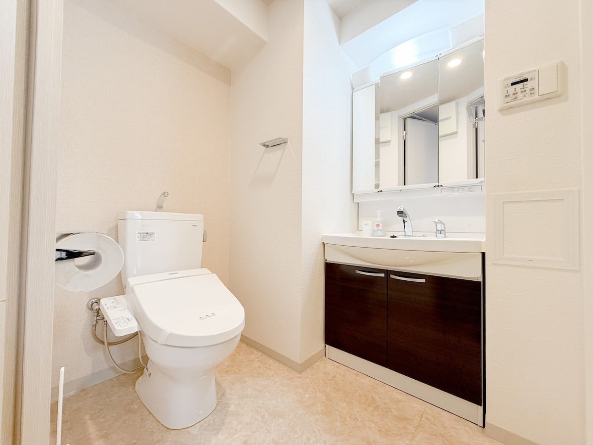 ダブルベッド2台付きアパートメント a76a2のトイレと洗面台